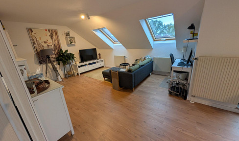 Helle 3-Zimmer-Dachgeschosswohnung mit Südwest-Terrasse, Einbauküche und Blick zur Boselspitze