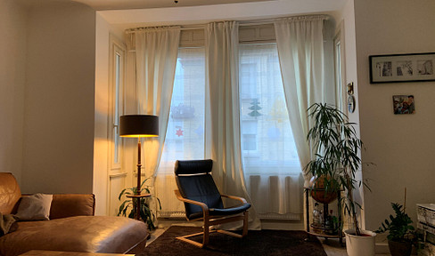 No commission: Charming apartment in a desirable location! (This is an older building apartment.)