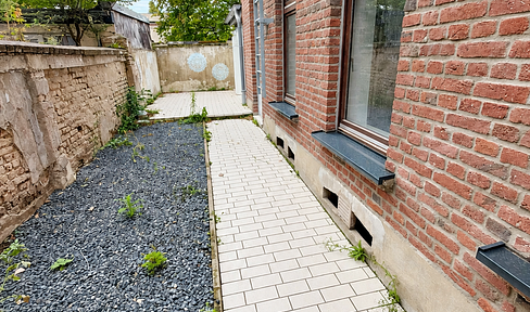 Newly renovated: 2-room apartment, 76 m², with a small garden/courtyard, in a good location in Krefeld.