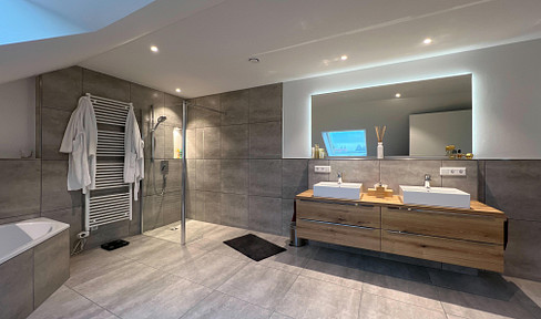 Neuwertige 6 Zimmerwohnung mit einer Master-Suite, Kühloption und zwei großen Dachterrassen