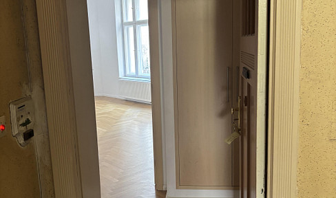 Kernsanierter Berliner Altbau mit Echtholzparkett – ruhige 1-Zimmer-Wohnung im Gartenhaus
