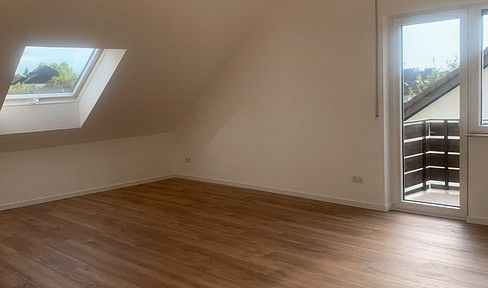 Frisch sanierte 4-Zimmer-Dachgeschosswohnung mit Balkon & neuer Einbauküche