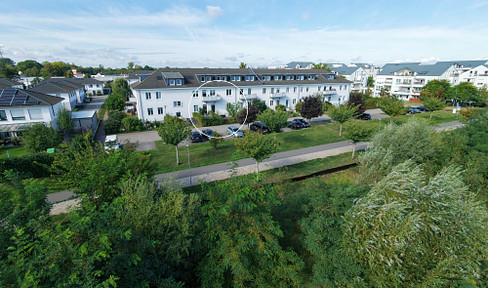 Renovated and available immediately: Garden apartment with its own entrance, underfloor heating, and close to the lake and train station.