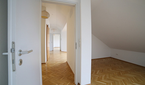 Bright, light-filled 2.5-room attic apartment with a living kitchen in the Nordend-Ost district.