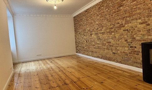 First occupancy after renovation: Apartment in the Bergmannkiez neighborhood, with balcony and fireplace.