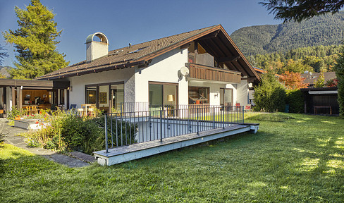 Garmisch-Partenkirchen: Detached house with separate apartments.