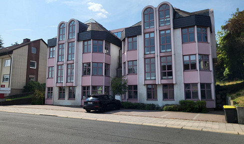 Representative office and medical space available in Hof | 168–589 m² | Elevator access.
