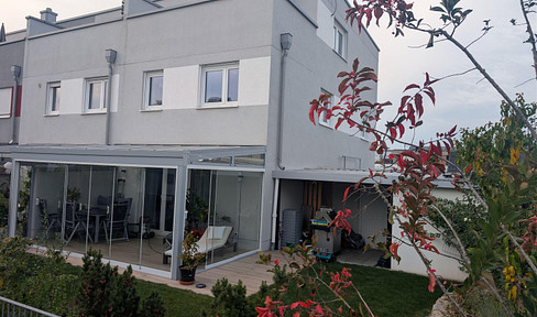 Exklusives Reiheneckhaus in Gersthofen: Energetisch, modern & mit Wellnessbereich und Wintergarten