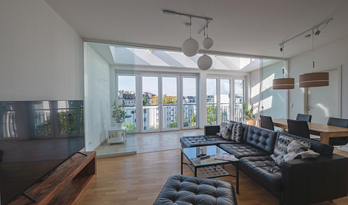 Bright 3-room penthouse apartment in Westend, including a parking space.