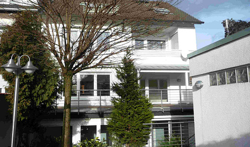 For personal use or as an investment: A top-quality, completely renovated multi-family house with 3 high-end apartments spread over 4 floors.