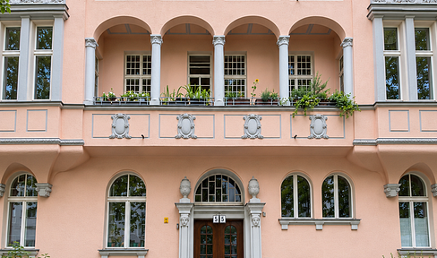 Renovated 2-room apartment, available without any initial costs or deposits.
