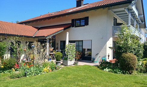 Bright and spacious ground-floor apartment with 4 rooms, a terrace, and a share of the garden.