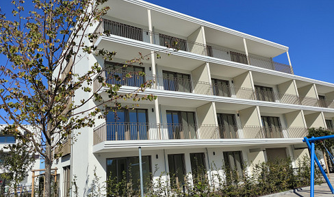 Brand new 1-bedroom apartment for rent, featuring a modern fitted kitchen, a south-facing balcony, and a view of the park, located near the Feldmoching U-Bahn and S-Bahn stations.