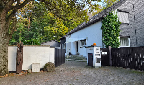 Exclusive garden apartment in a two-family house, located in a prime location near Steuerndieb/Eilenriede.