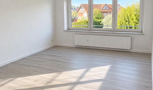 First occupancy after renovation: 99 square meter apartment with a large balcony, 4 rooms, new fitted kitchen, garage, and parking space.