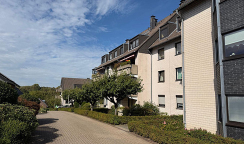 Spacious 5.5-room maisonette apartment with a large mezzanine level, rooftop terrace, and panoramic views over Wülfrath - no commission fees.