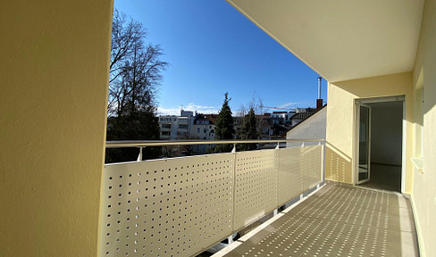 Investment opportunity with great potential - Bright 2-room apartment with balcony, elevator, and garage in Siegburg.