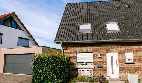 Provisionsfrei! Individuelle Split-Level DHH, mit Doppelgarage und Weitblick!