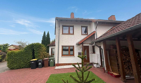 Family paradise with a dream garden on the shores of Lake Leisel – peaceful living with excellent transport links.