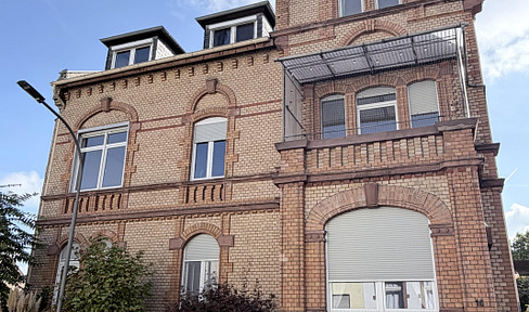 Spacious apartment in a stylish, renovated building with a balcony and garden.