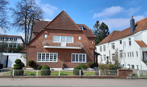 "Villa Rehfuss": A city villa with a stately charm, offering commission-free purchase, and offering excellent connections to Bremen.
