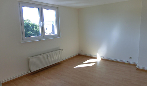 Beautiful and bright 2-room apartment with fitted kitchen - available immediately.