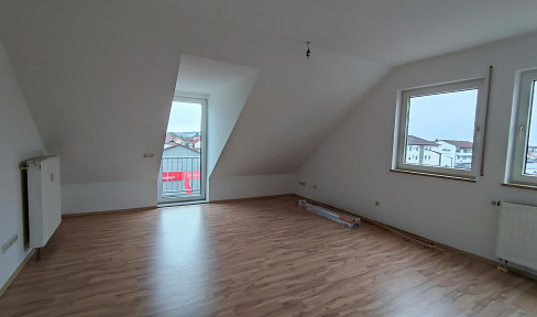 Drei Zimmer DG Wohnung mit Balkon zentral gelegen in Schwandorf