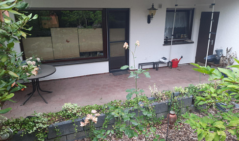 2.5-room apartment near the Wald, Ruhr area, and Südstadt, with a 14 m² terrace. The bathroom features a bathtub and a shower. The flooring is genuine hardwood parquet.