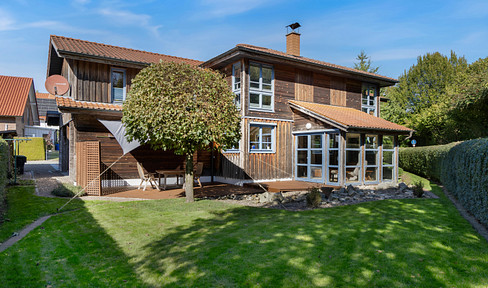 Zedernholzhaus mit Sauna, Werkstatt und Garten: viel Platz zum Wohnen, Arbeiten und Entspannen
