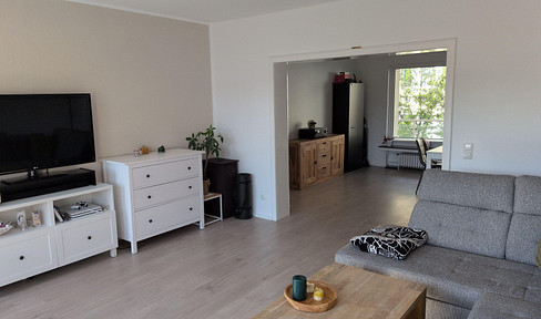 Completely renovated 3.5-room apartment, conveniently located near the city center, with 2 balconies. The bathroom features a bathtub, shower, and window. It also has a large living/dining area.
