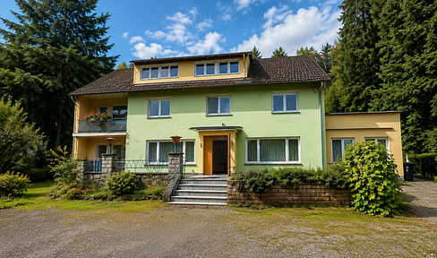Former country inn in a green setting – plenty of space for your own ideas.
