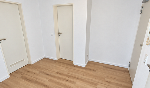 Bright, renovated basement apartment with a new kitchen and access to a garden.