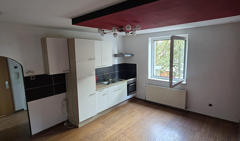 Beautiful 2.5-room apartment with fitted kitchen and shower room, located in Essen.