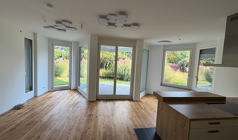 Direct lake access & no commission: 3-room garden apartment with fitted kitchen, including parking space, with lake access directly across the street.