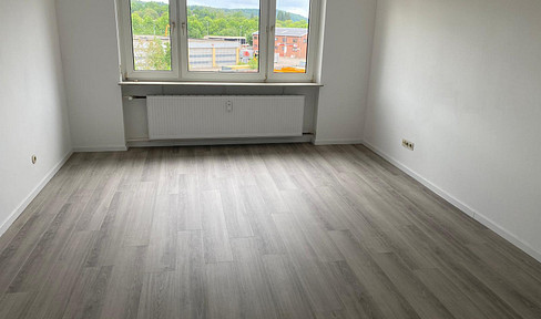 Renovated, bright 3-room apartment with a balcony.