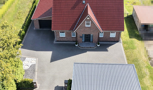 Exclusive three-gable house with an exceptional garden plot.