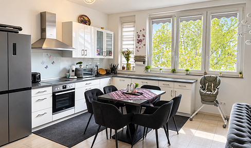 114 m² loft apartment with high ceilings, fitted kitchen, balcony, and garage – centrally located in Pforzheim.