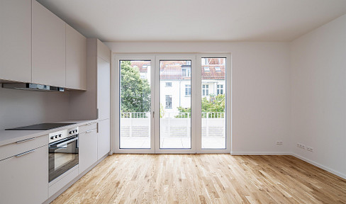 Bright 2-room apartment with fitted kitchen, balcony, and elevator in Berlin-Pankow.