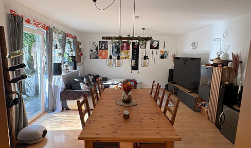90 square meter, 3-room apartment with a terrace, fitted kitchen, and parking space.