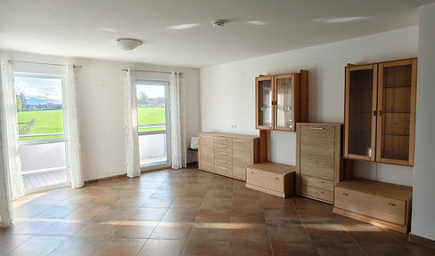 Bright 3-room apartment in the Pfaffenwinkel area, featuring a panoramic balcony and a fitted kitchen.