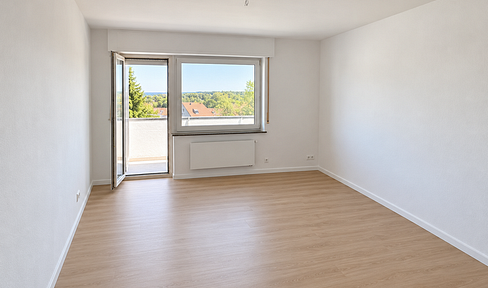 Renovated 3-room apartment with balcony, including fitted kitchen.