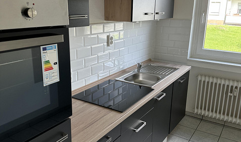Renovated, bright 3-room apartment with fitted kitchen, balcony, and parking space.