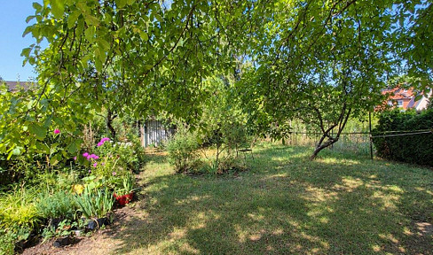 Plenty of space for your construction project: 1,983 m² building plot in Berlin-Staaken, available without commission.