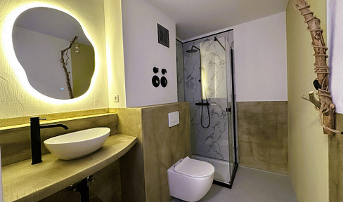 Hochwertig renoviert: 2,5 Zimmer-Wohnung mit Terrasse und Stellplatz