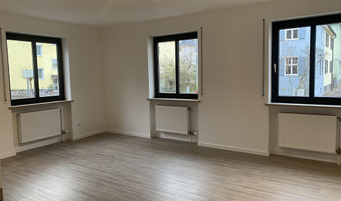 Beautiful 3-room apartment with kitchen and bathroom, featuring a balcony, located in the Pfersee district.