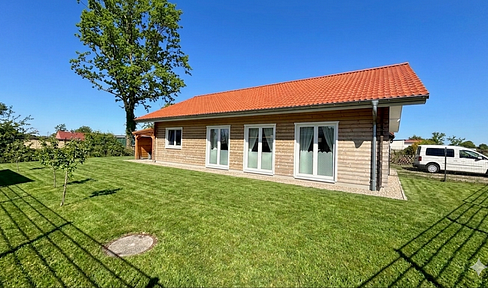 Brand new, energy-efficient A+ wooden bungalow near the Eider River – with a garden and views of the countryside, and available without any commission fees.