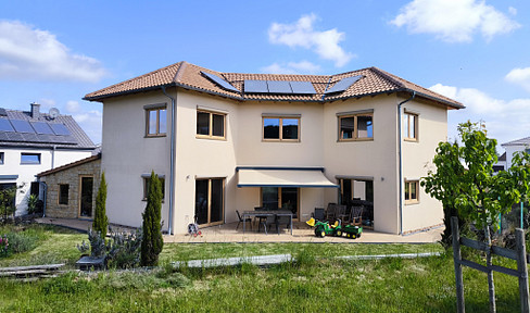 Ideally suited for commuters to Mainz and Alzey: A Mediterranean-style single-family home with a forest view and a south-facing terrace.