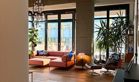 This modernised 4-room loft apartment in Lichtenberg offers plenty of space for everyday living.