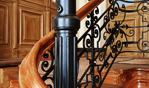In the Monbijoupark area: Stylish 5-room apartment in a historic building under preservation order.