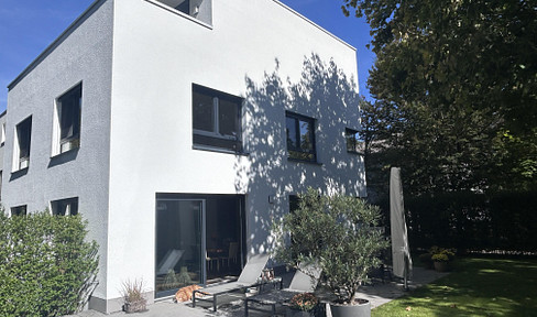 Buchschlag, Freehold Detached House: 500 square meter plot, 278 square meters of living space, with a swimming pool and a double garage.